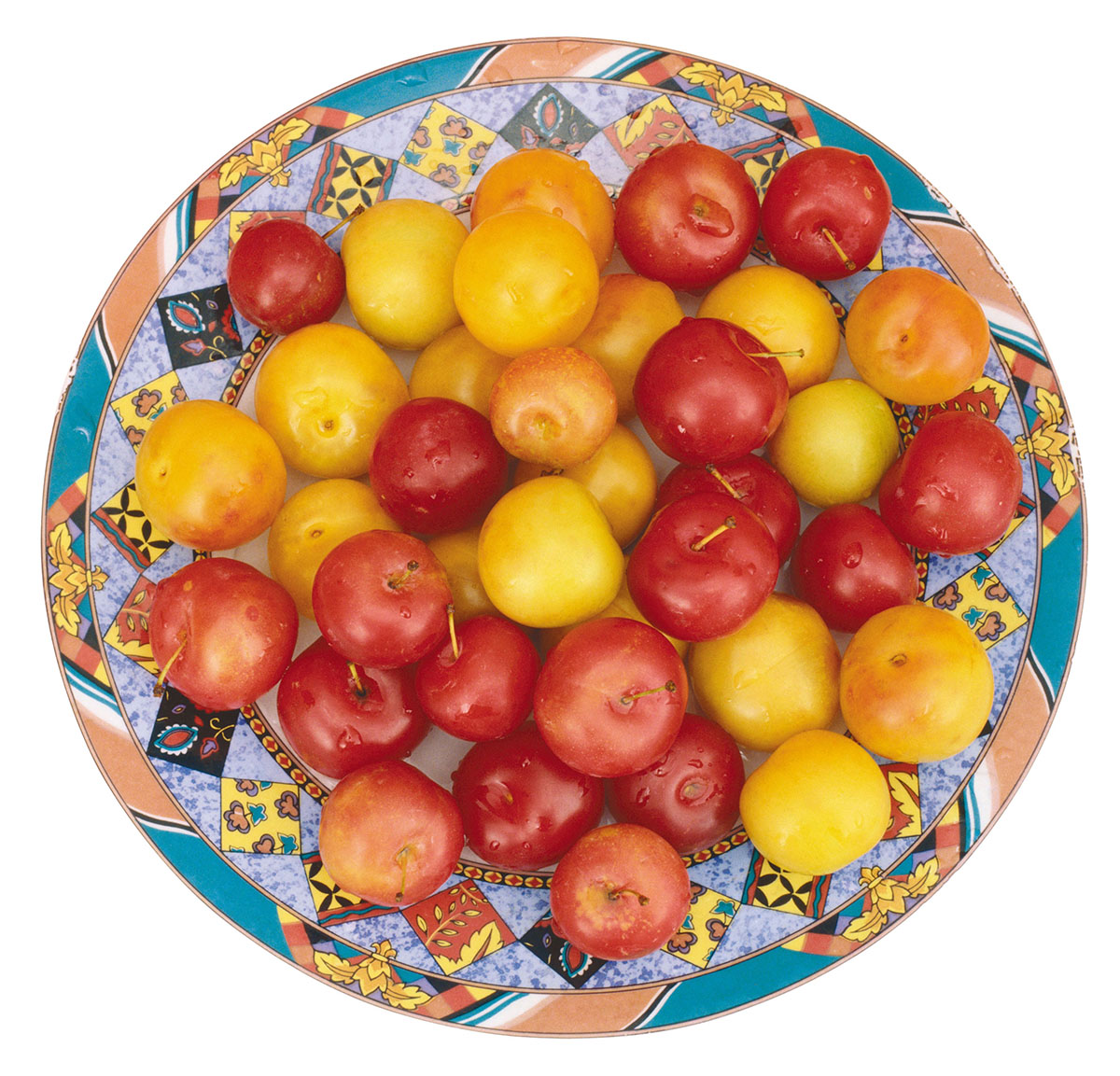 Красные и желтые яблоки на цветной тарелке