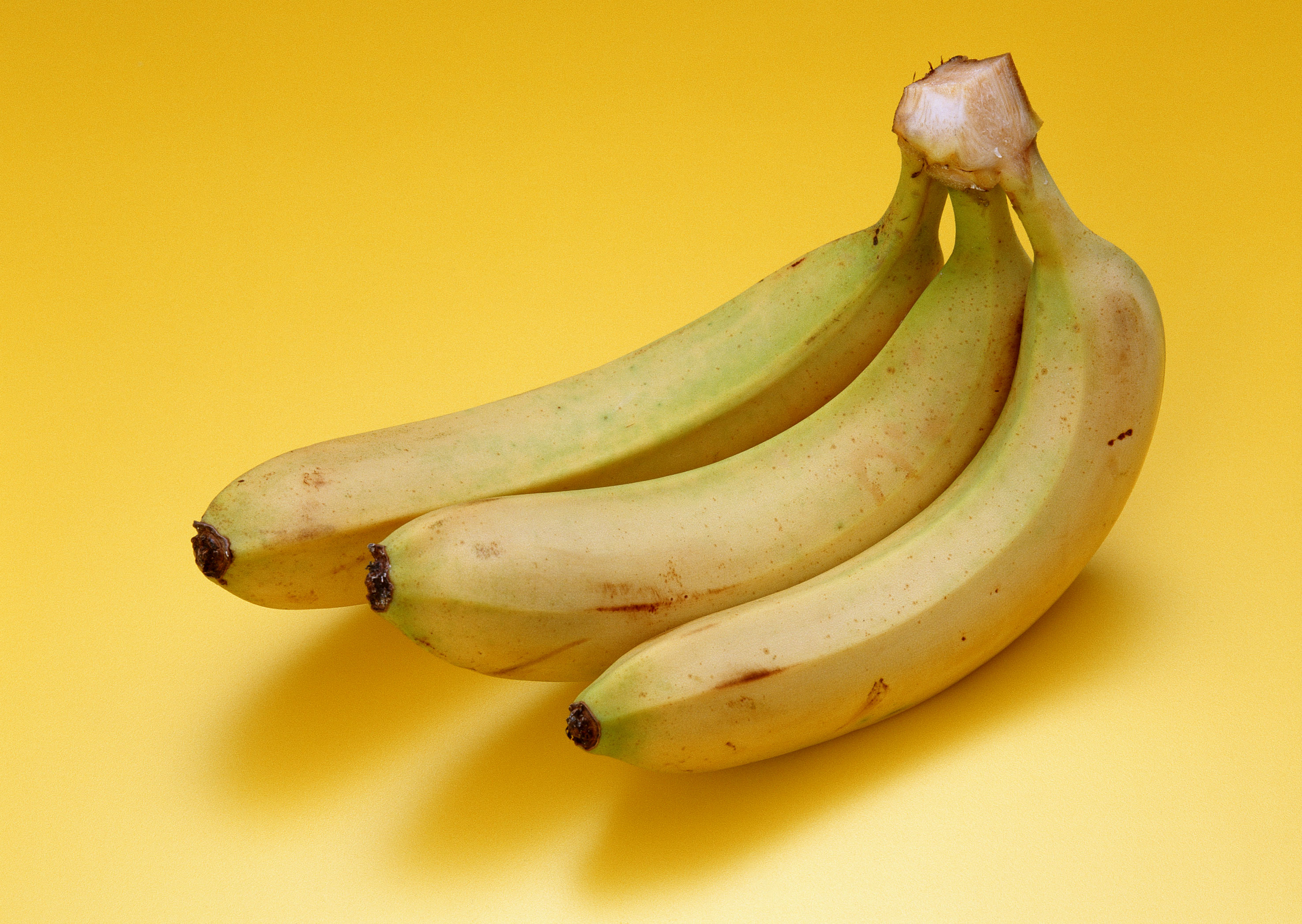 Картинка банан. Банан. Банан на столе. Банан фото. Два банана.