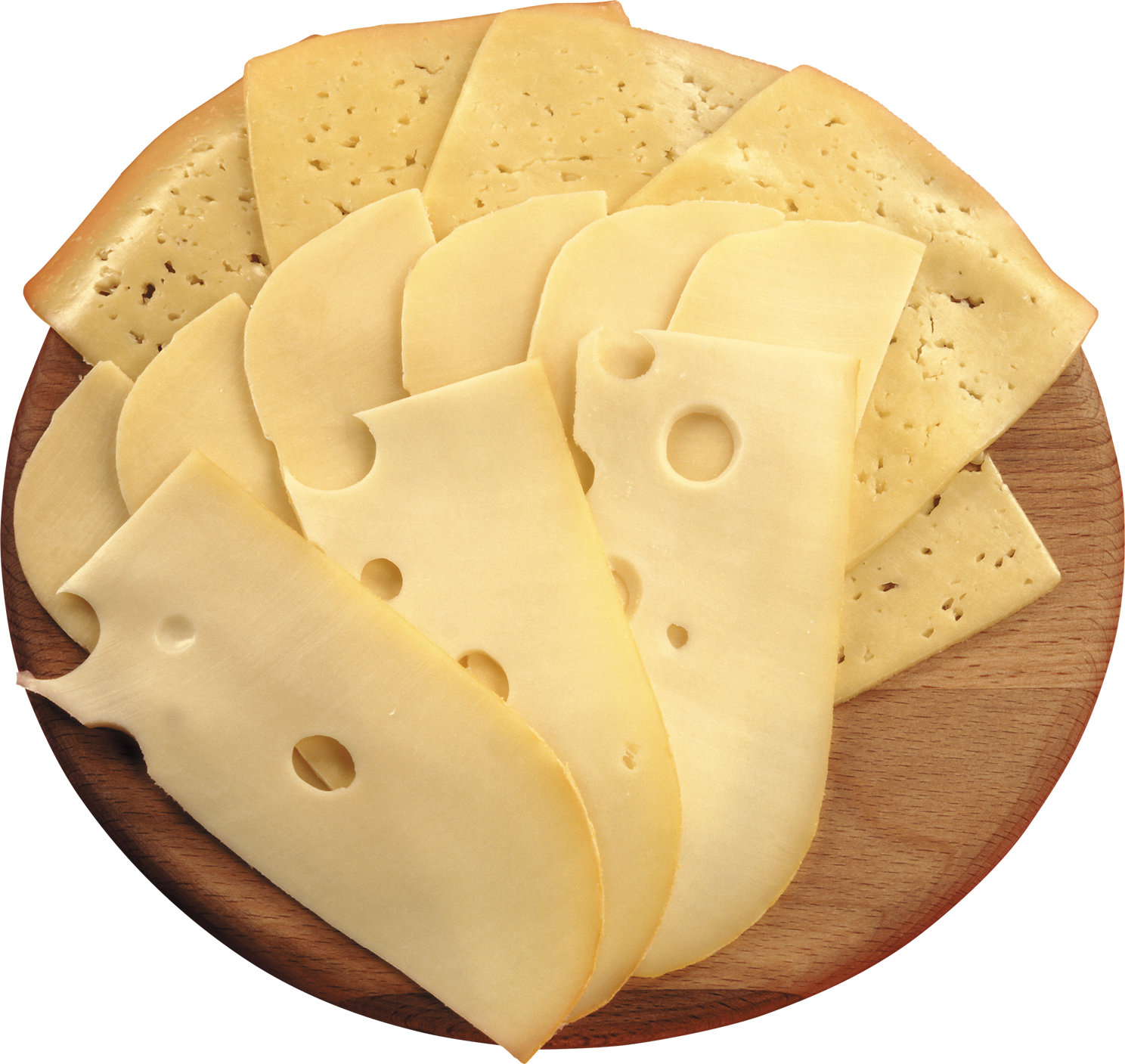 Ломтики сыра на круглой деревянной доске
