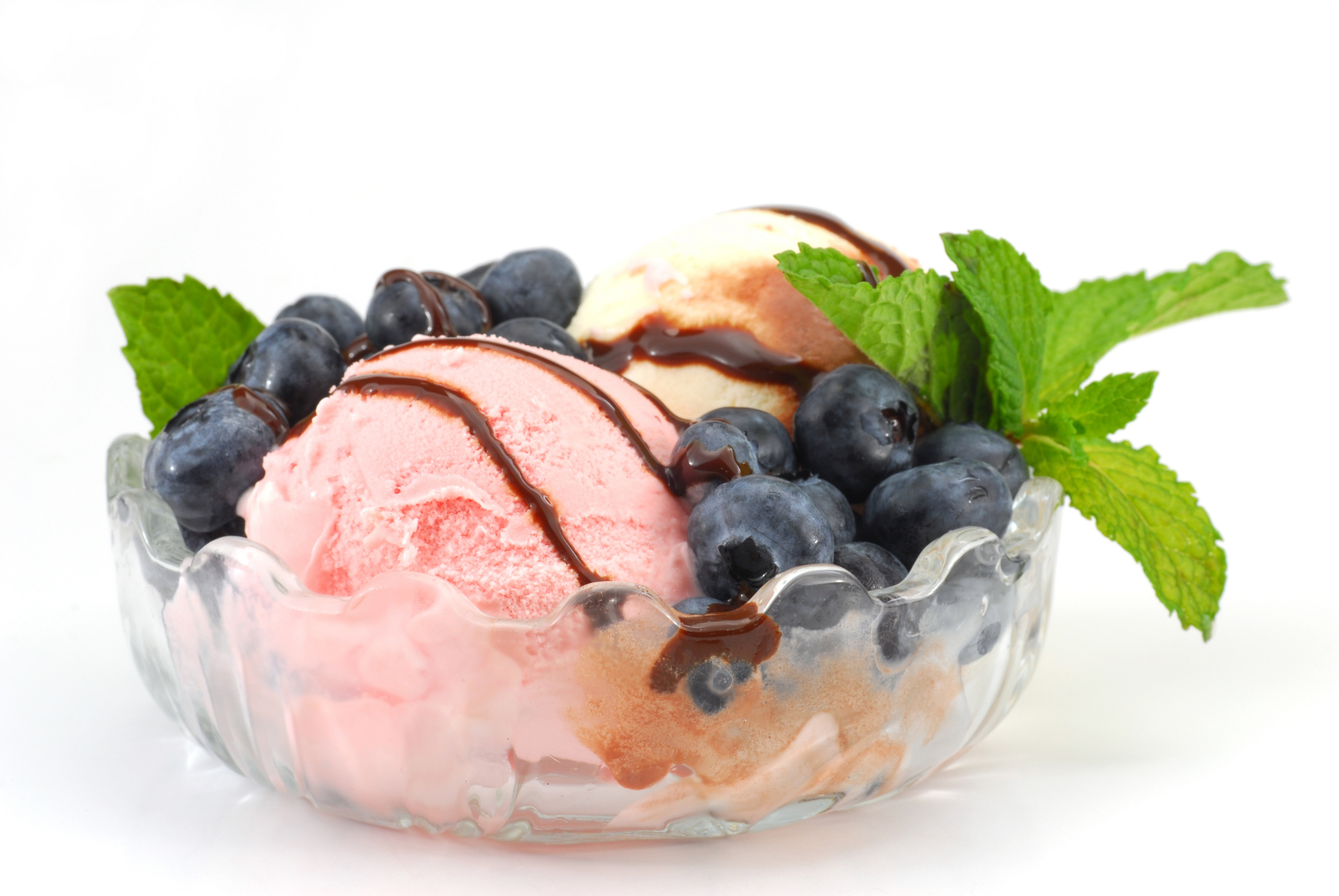 Магнат эйфория мороженое маскарпоне голубика. Десерты на белом фоне. Красивое мороженое. Десерты на прозрачном фоне.