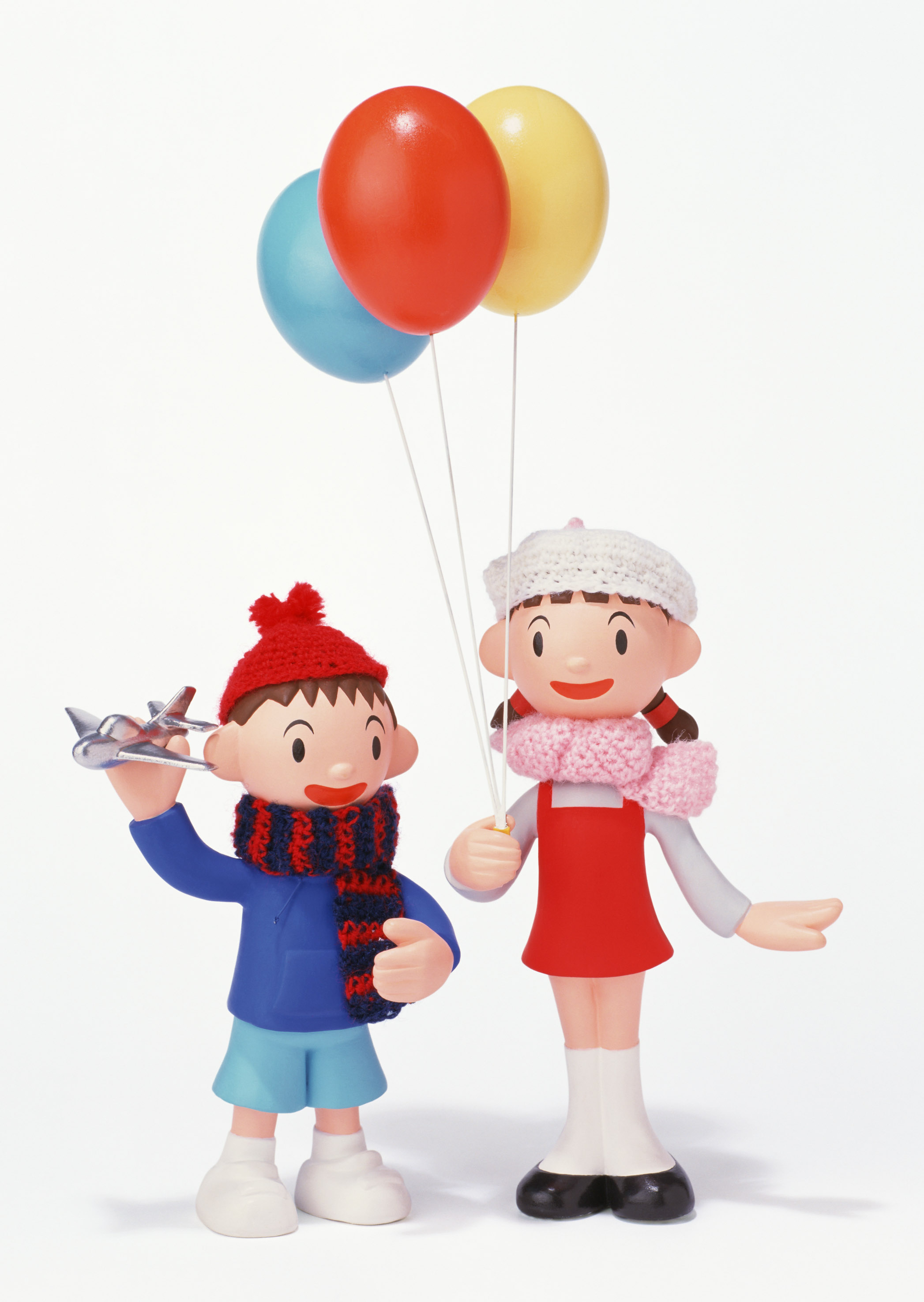 Мальчик и девочка с шариками